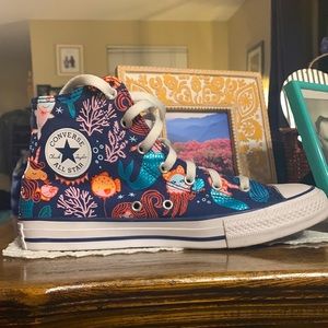 Converse mermaid hightops.Kids sz 6 fits a woman’s sz 7. Blues, greens,mermaids!